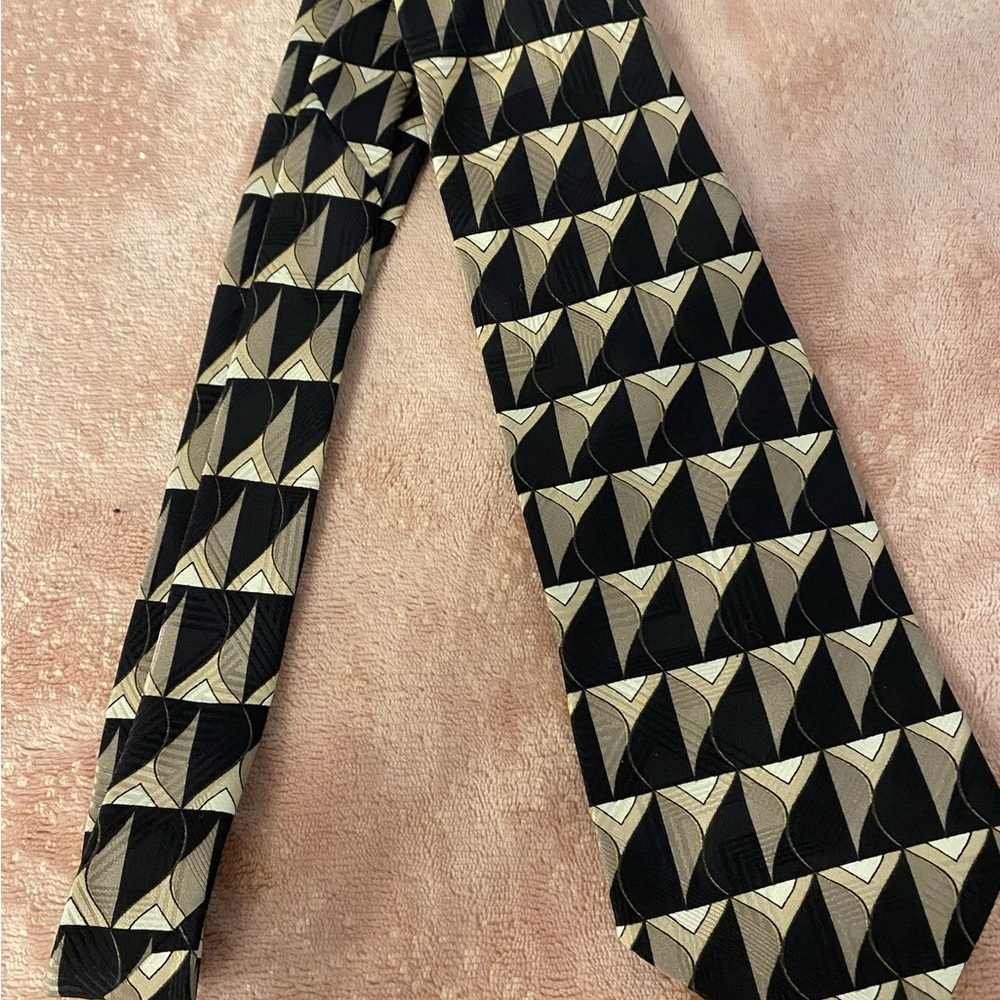 Elegant Black and Gold Men's Tie - Picture 4 of 8